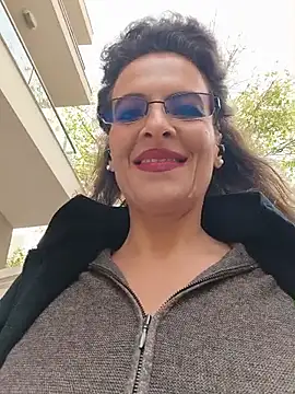 RebeccaNoble - Flash my sexy 🔥 bra outside 😘