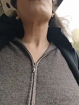 RebeccaNoble - Flash my sexy 🔥 bra outside 😘
