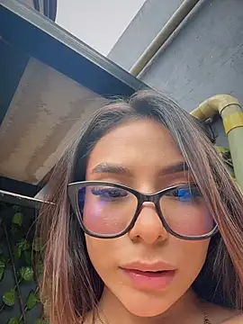 Amira_cute2 - control my toy 60 sec / rub my ass
