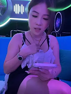 Lola666999 - 跟姐妹聚会，完成任务互舔奶头