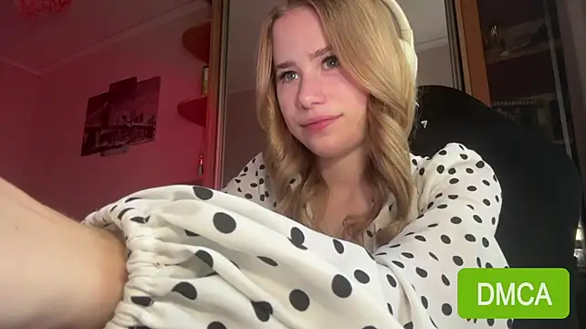 Aurorain - let me show you my outfit up close
