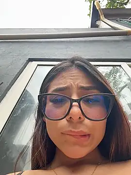 Amira_cute2 - control my toy 60 sec / rub my ass