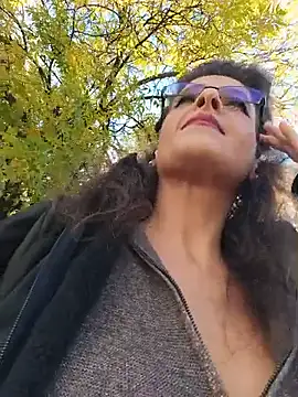 RebeccaNoble - Flash 1 hard nipple 😈 outside🫦
