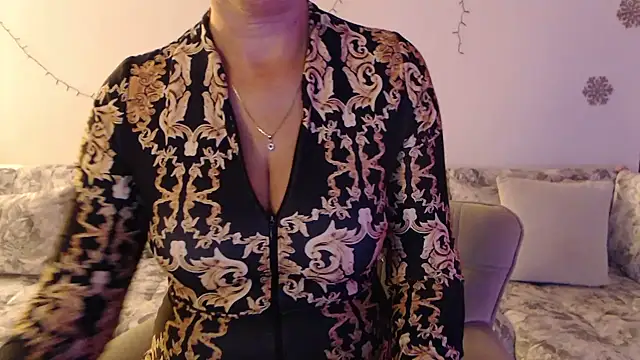 YourfantasyGiuly - naked under the coat