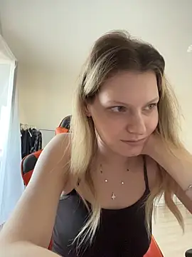 MaryHiggins - Sucking a dildo with saliva on her tits