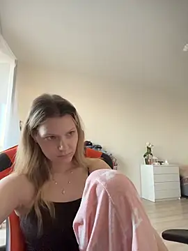 MaryHiggins - Sucking a dildo with saliva on her tits