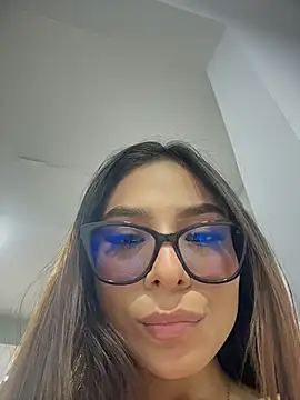Amira_cute2 - I suck my fingers + put in pussy