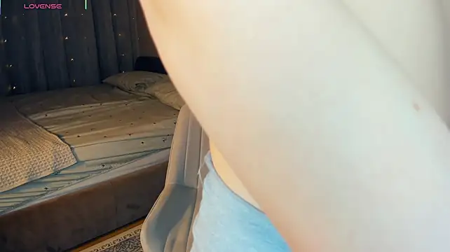 LianneBynon - take off my bra and show titties