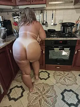 CIRCEE - masturbate on kitchen table on TS