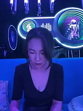 Eva10069 - ktv全裸5分钟