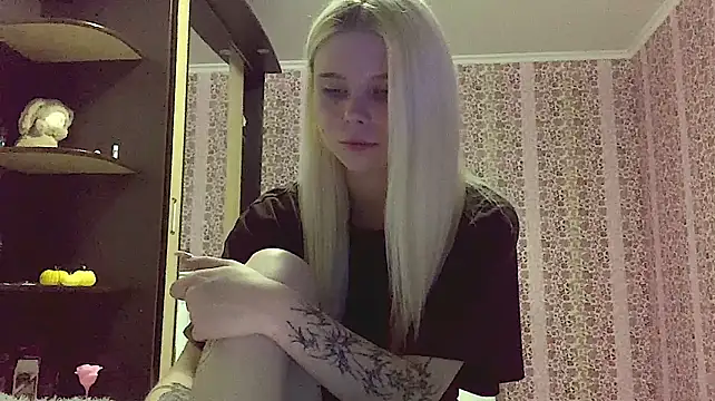 EdwinaDespres - Touch my lags while squize my boobs?