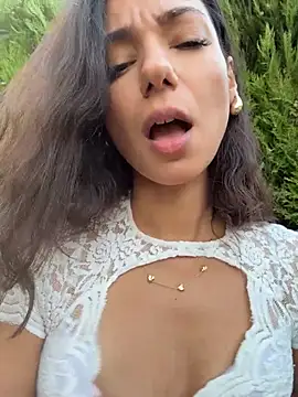 -_MiaQueen_- - Ask stranger "do you want massage"?