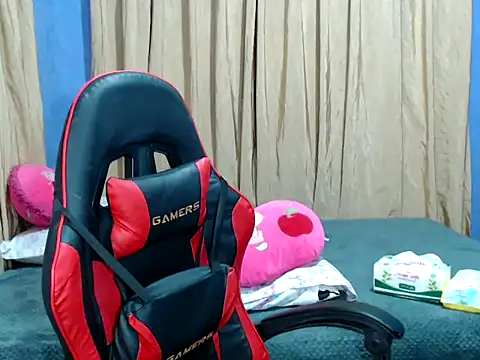 Hotasianpinky - on