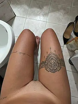 Thegirlofthemirror - Culo aperto con tacchi