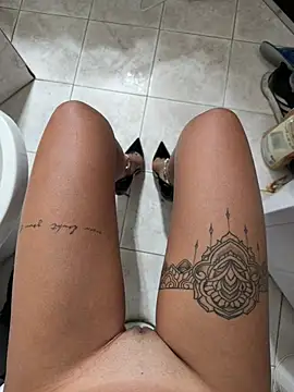 Thegirlofthemirror - Culo aperto con tacchi