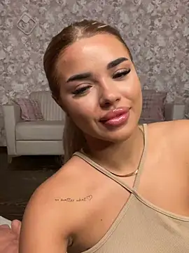 SofiBellini - I call my stepsis to slap my ass