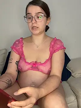 Joeystaciee - Naked doggy pose + butt plug 10 mins