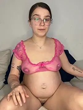 Joeystaciee - Naked doggy pose + butt plug 10 mins