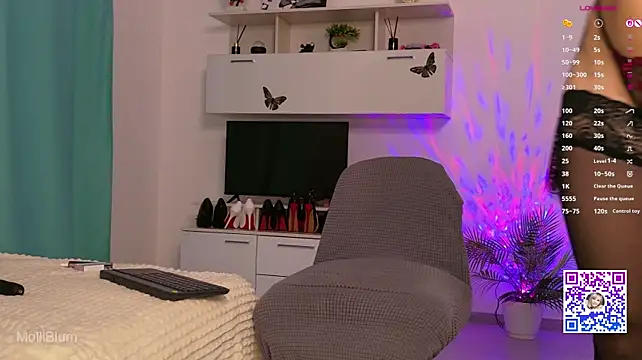 Molliblum - play with anal plug