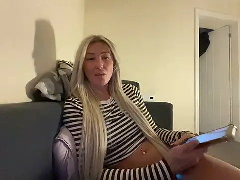 Blondeychiaraxo - Suck dildo😈