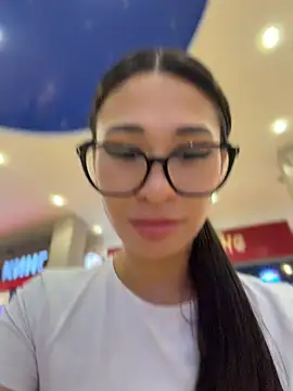 Aria51 - rub pussy on pants near people MALL