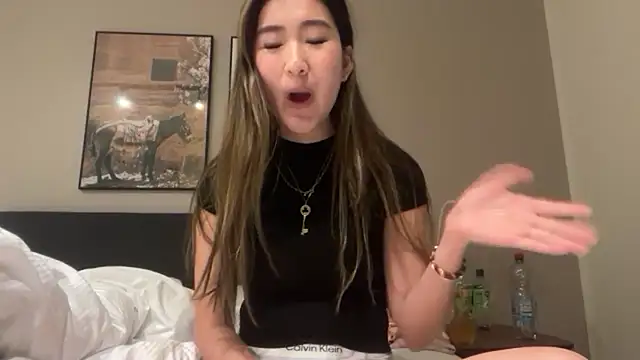 AlishaCheng - flash boobs