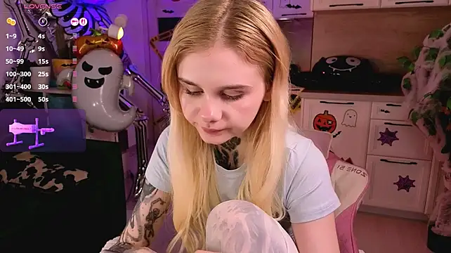 Britney_Lynch - Showing naked boobs +ahegao