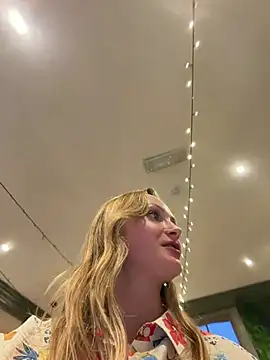 SaintlyRiskyAnnebelle - In pubGo stranger flash boobs and touch