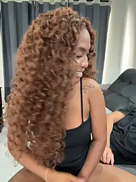 Angel_preta - Mão misteriosa pegando nos meus peitos