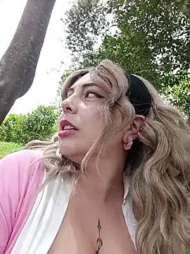 Bela-outdoor - My friend touches my breasts