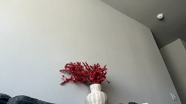ItsKaylaa - oil my nipples and ass close to cam