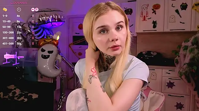 Britney_Lynch - Showing naked boobs +ahegao