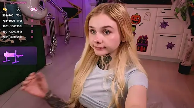 Britney_Lynch - Showing naked boobs +ahegao