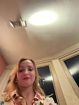 SaintlyRiskyAnnebelle - In pubGo stranger flash boobs and touch
