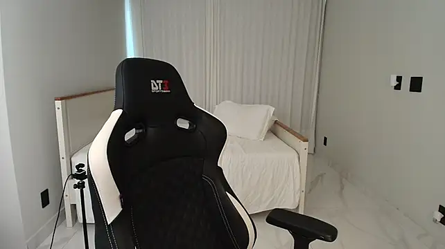 Upssnowy - Show ass no panties