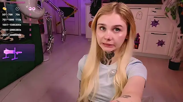 Britney_Lynch - Showing naked boobs +ahegao