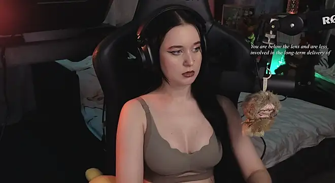 KiraLiLime - Breasts in oil with glitter (close angle