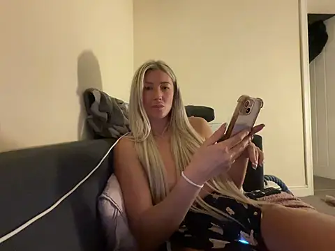 Blondeychiaraxo - Ride dildo 😈