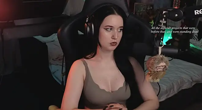 KiraLiLime - Breasts in oil with glitter (close angle