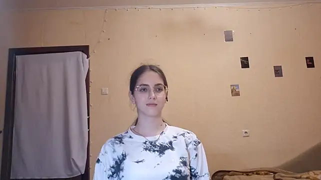 Katelemon - Hands under top, touch my boob