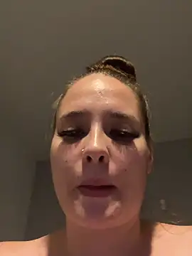 Poppylooloo - Squeeze boobs