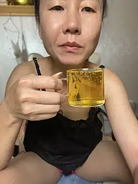 Li61316 - 完成目莉莉在窗台上尿尿！有哥哥会支持的吗？