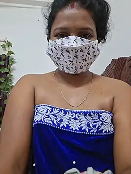 Hotty_Priyanka - Oil in boobs
