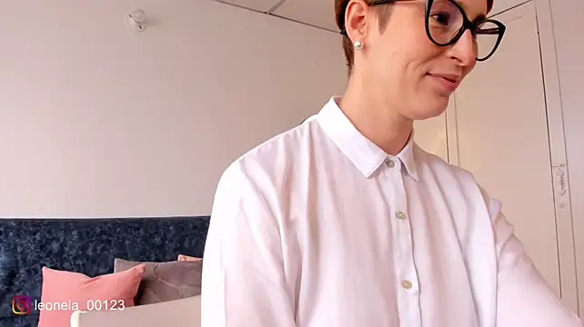 Cuddlingbunny - Touching my nipples under my blouse