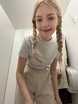 Elsawhere - open door and walk in toilet hall👀🤫