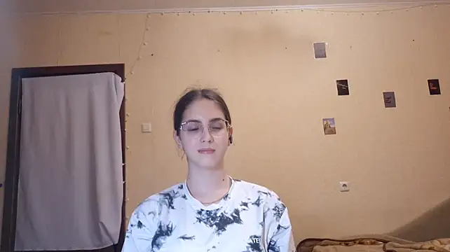Katelemon - Hands under top, touch my boob