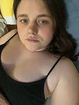 HotQueenDaphne - play with tits and nips