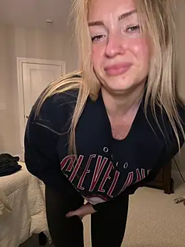 MaggieMayI - Put in buttplug and stroke clit