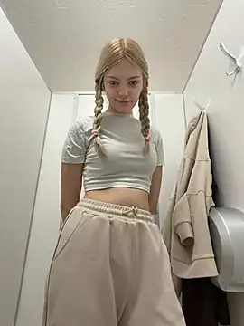 Elsawhere - stick out tongue n show boobs in bra 🥵