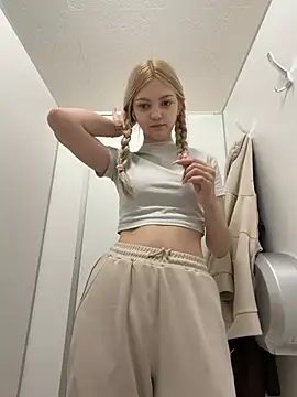 Elsawhere - stick out tongue n show boobs in bra 🥵